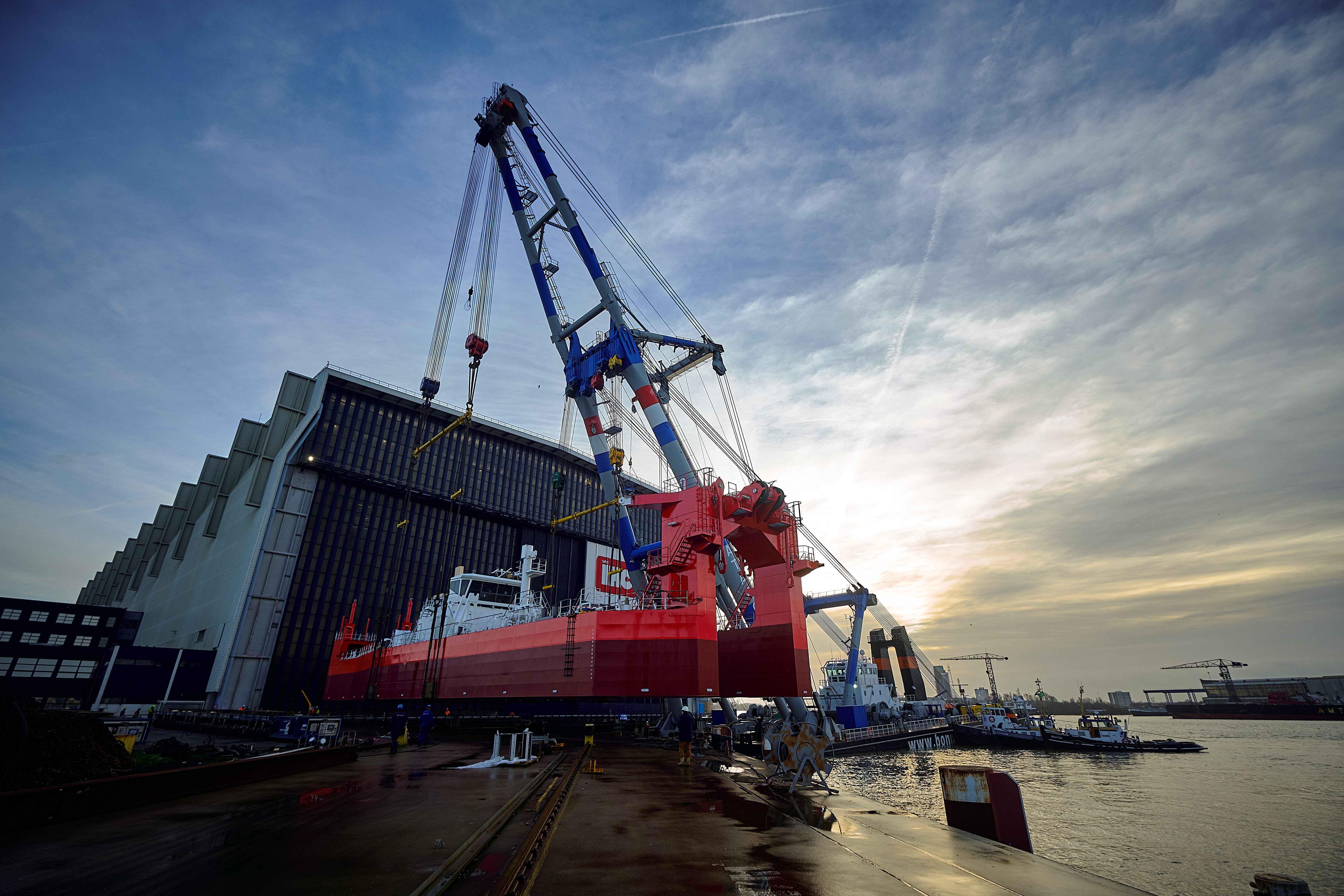 Launching a 1000 ton cutter suction dredger Krimpen